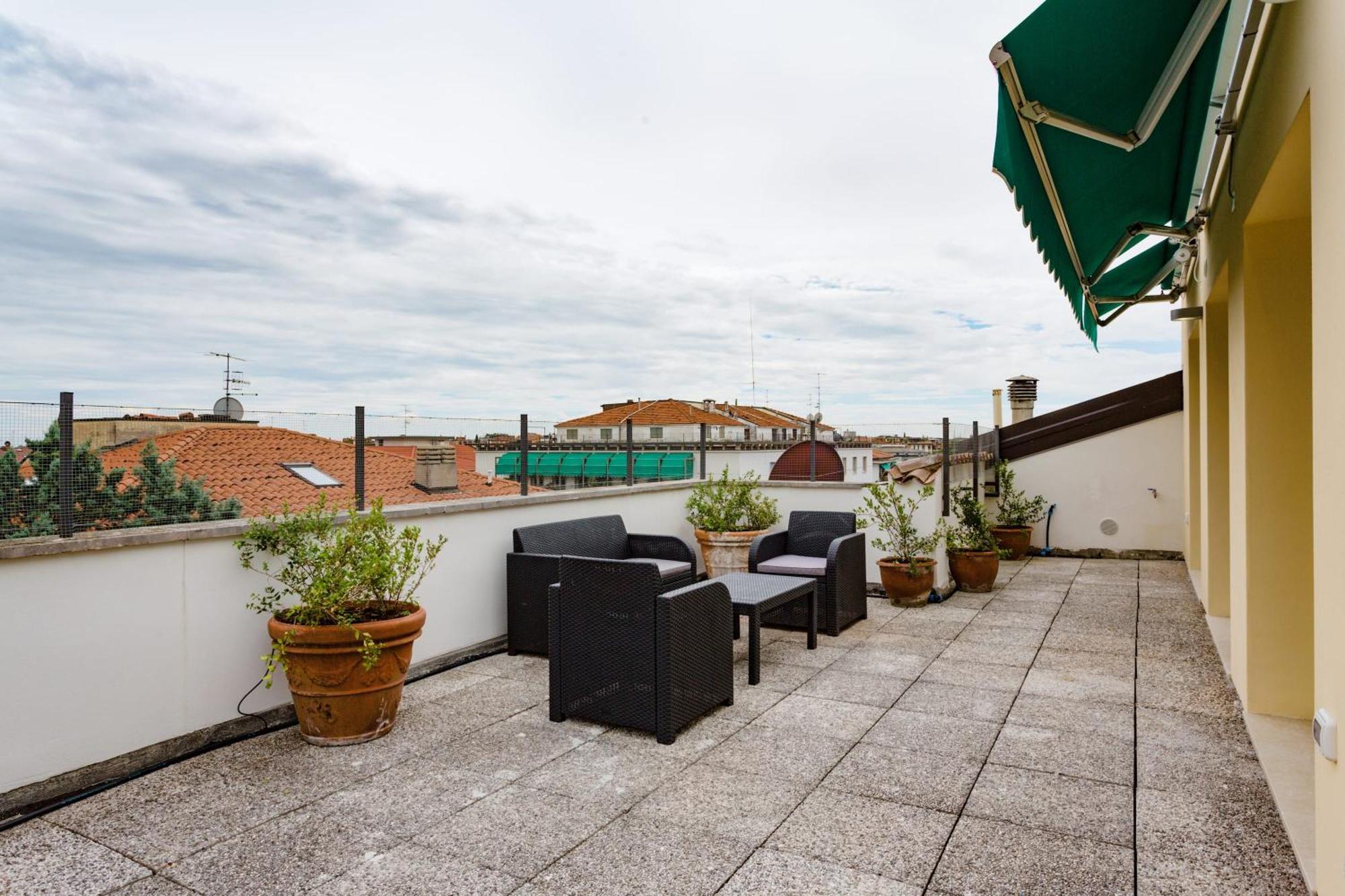 Апартаменты Amazing Flat With Big Terrace And Private Car Park Верона Экстерьер фото