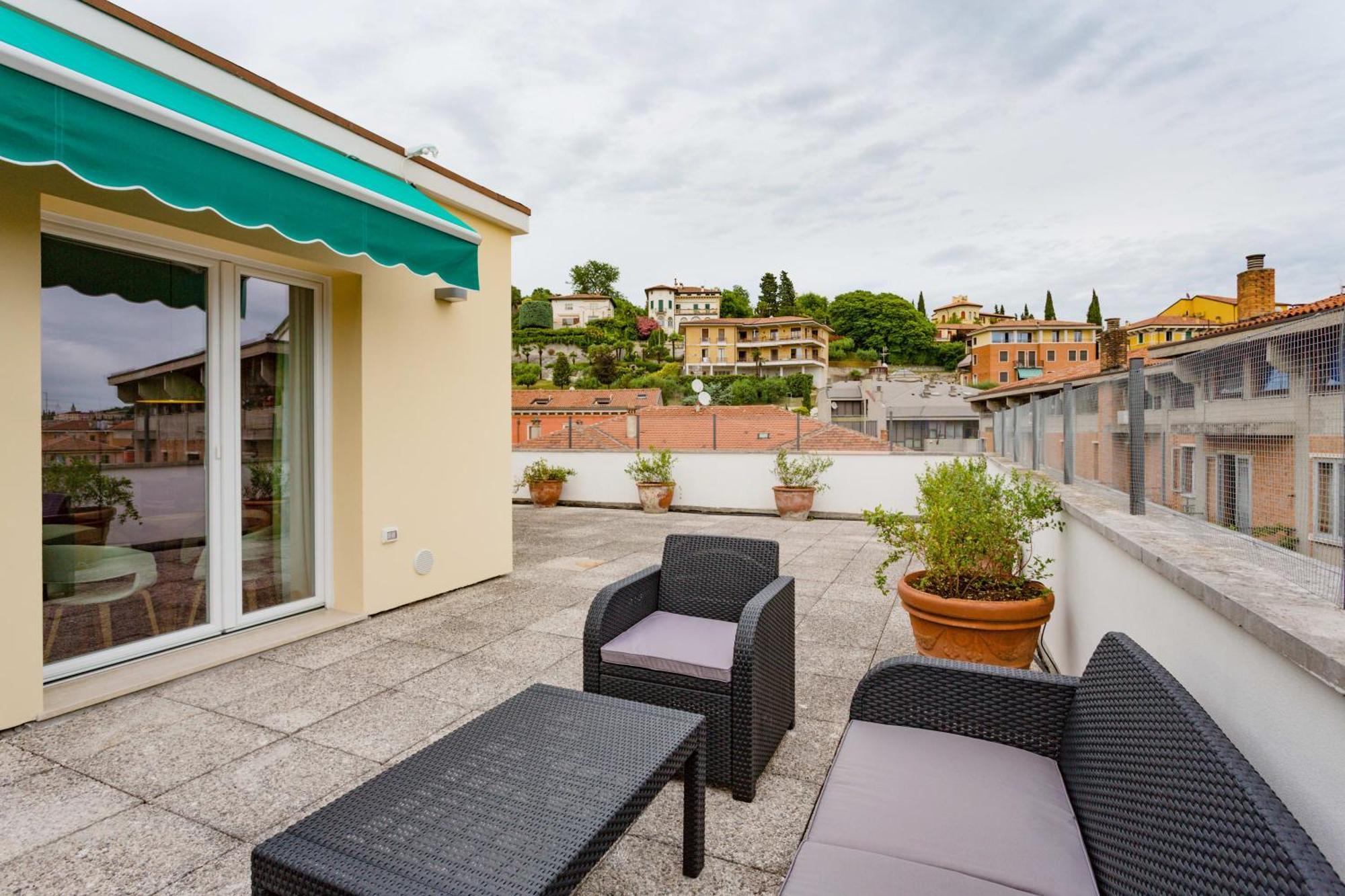 Апартаменты Amazing Flat With Big Terrace And Private Car Park Верона Экстерьер фото