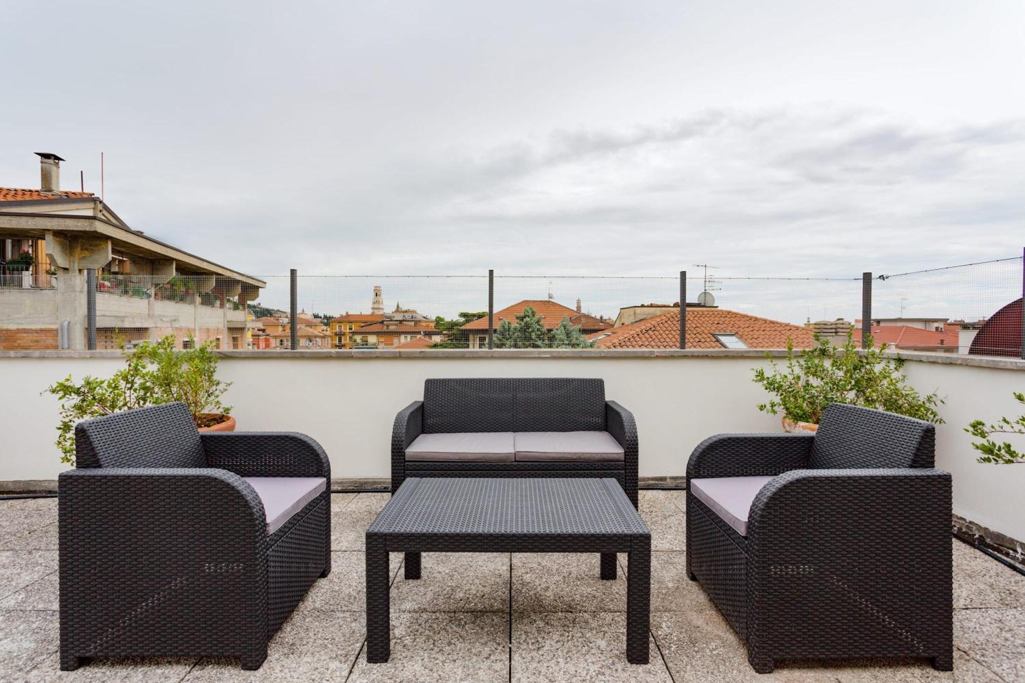 Апартаменты Amazing Flat With Big Terrace And Private Car Park Верона Экстерьер фото